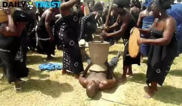 Unbelievable! Abuja Women Caught Pounding Yam on a Man